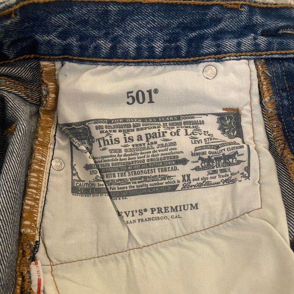 501 High Rise Levi Shorts W25 - Picture 3 of 3